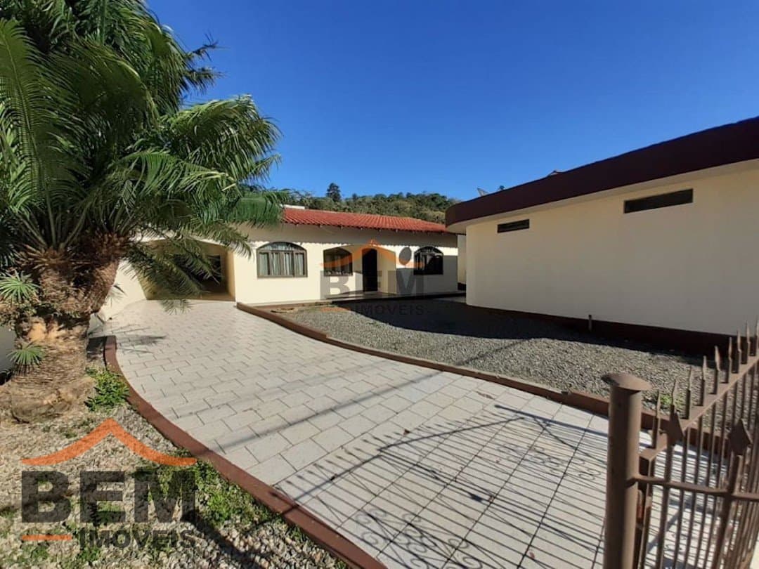 Casa para Locação com 3 quartos no bairro Espinheiros, em Itajaí