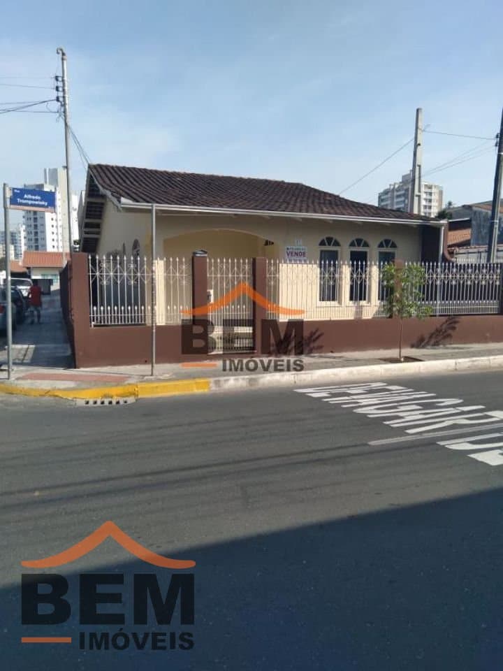 Casa para Locação com 3 quartos e 110m² no bairro Centro, em Itajaí