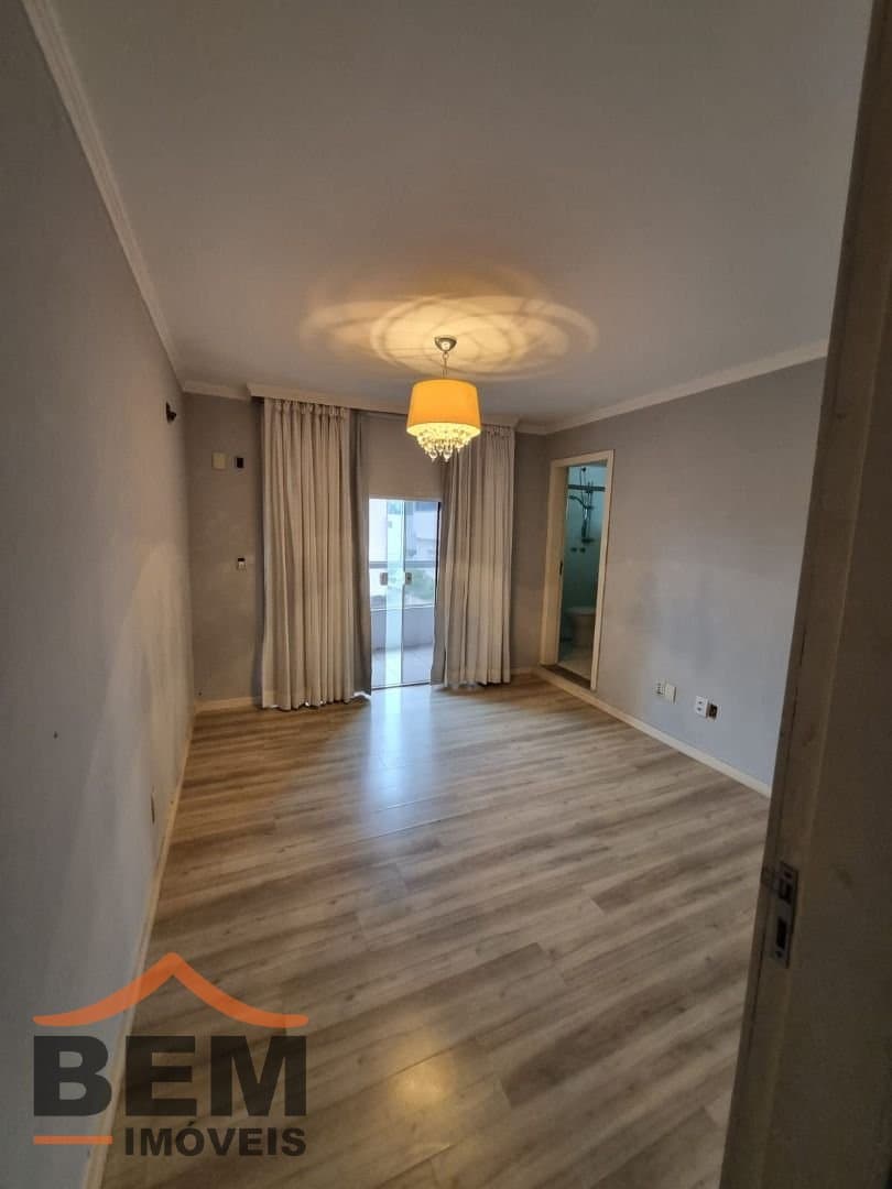 Casa para Locação com 3 quartos e 400m² no bairro São João, em Itajaí