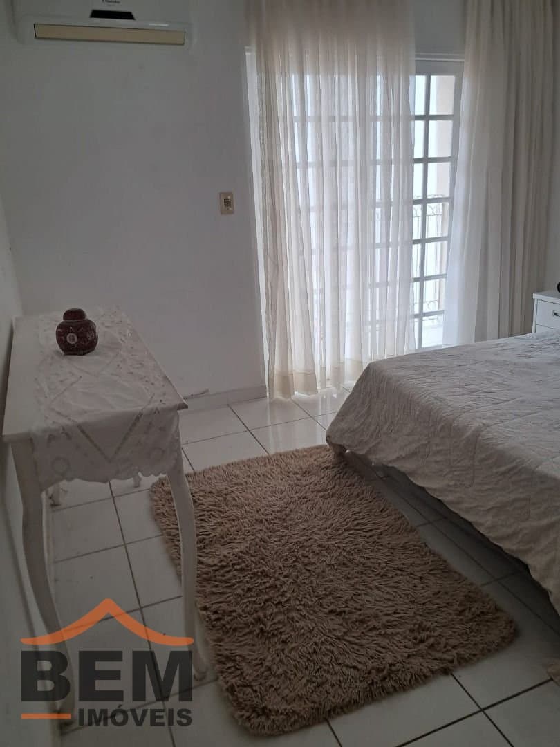 Casa com 3 quartos e 270m² no bairro Fazenda, em Itajaí