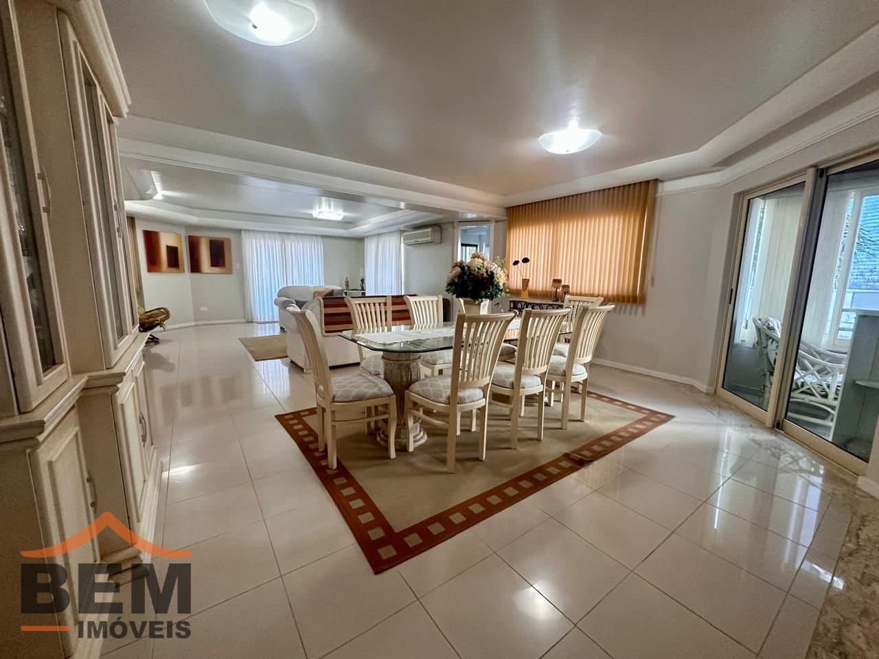 Apartamento para Venda com 4 quartos e 255m² no bairro Centro, em Itajaí