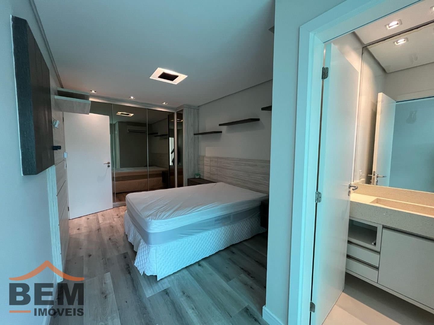 Apartamento para Venda com 5 quartos e 296m² no bairro Cabeçudas, em Itajaí