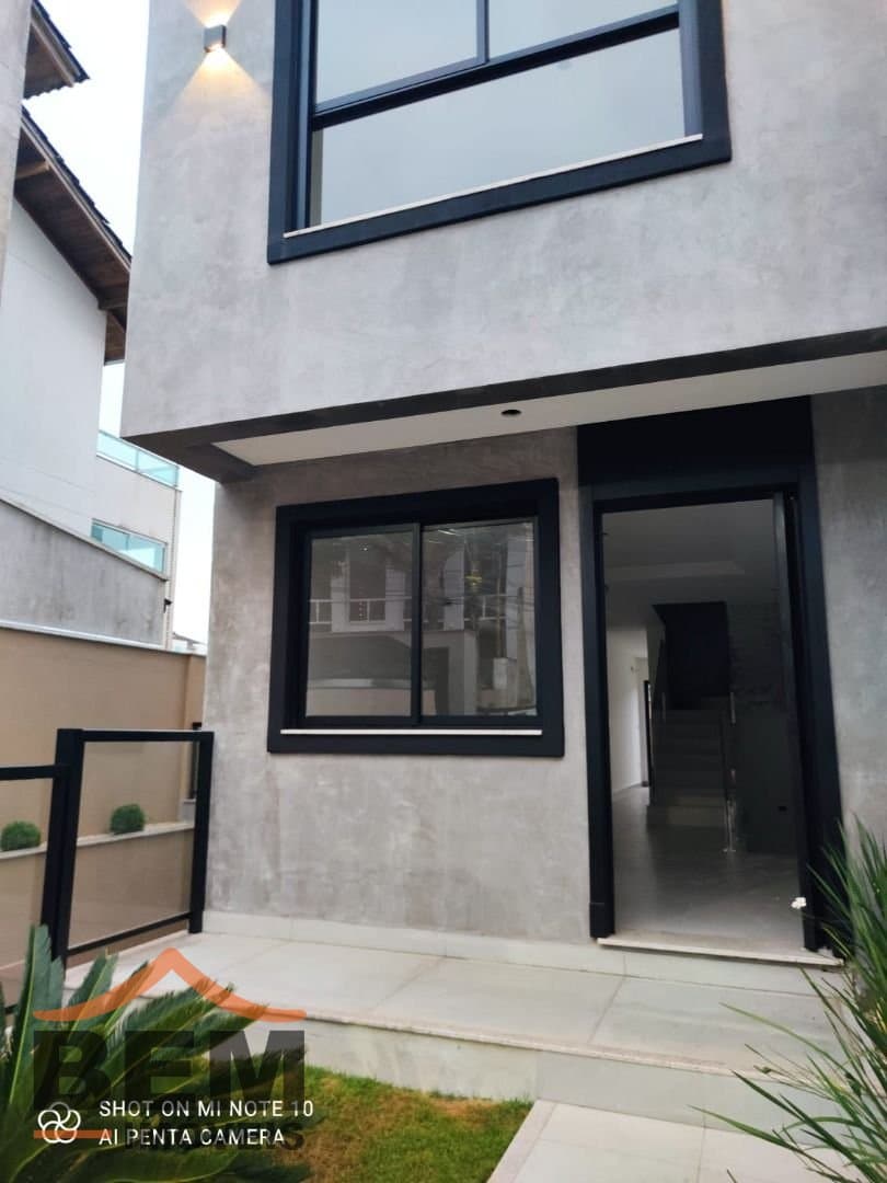 Casa para Venda com 3 quartos e 238m² no bairro Ariribá, em Balneário Camboriú