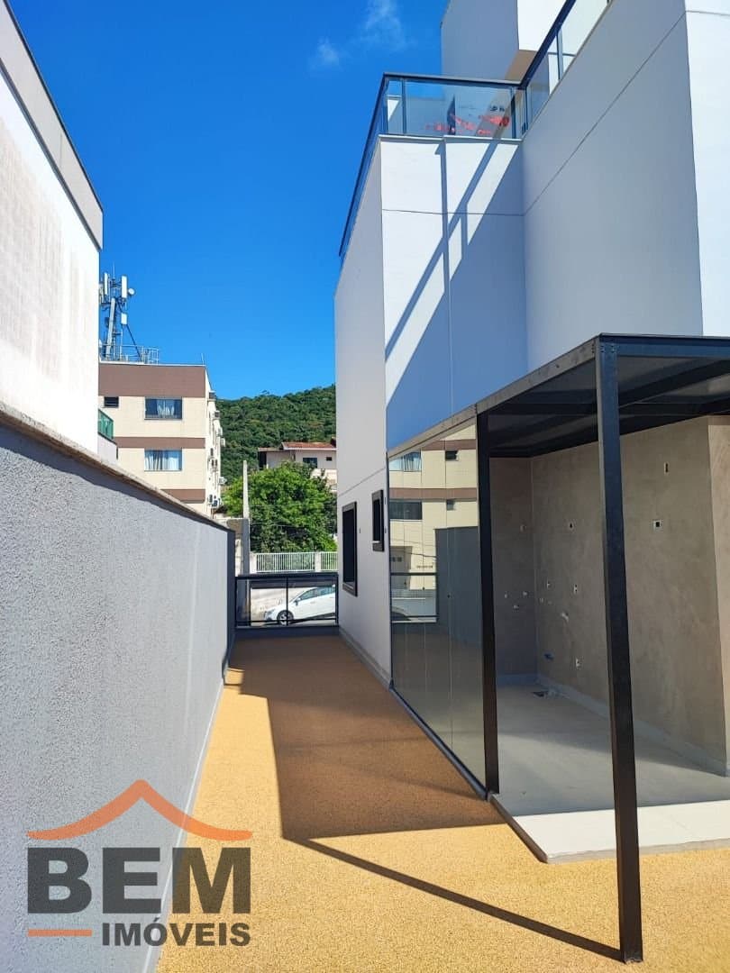 Casa para Venda com 3 quartos e 238m² no bairro Ariribá, em Balneário Camboriú