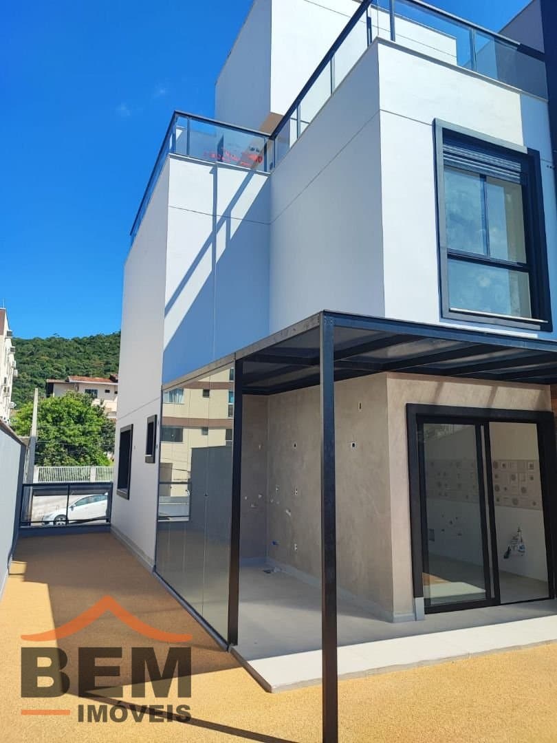 Casa para Venda com 3 quartos e 238m² no bairro Ariribá, em Balneário Camboriú