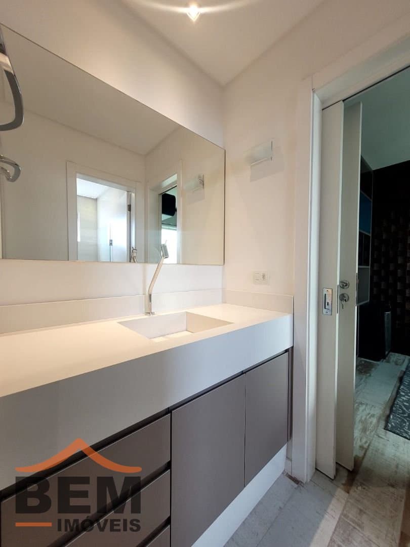 Apartamento para Locação com 4 quartos e 270m² no bairro Pioneiros, em Balneário Camboriú: 28- BANHEIRO SUÍTE 01
