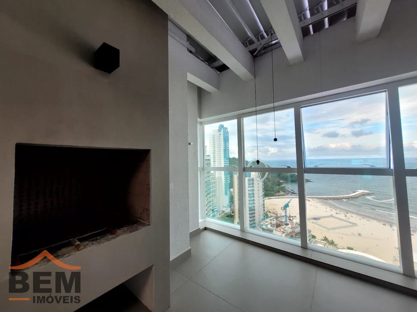Apartamento para Locação com 4 quartos e 270m² no bairro Pioneiros, em Balneário Camboriú: 05- SACADA COM CHURRASQUEIRA