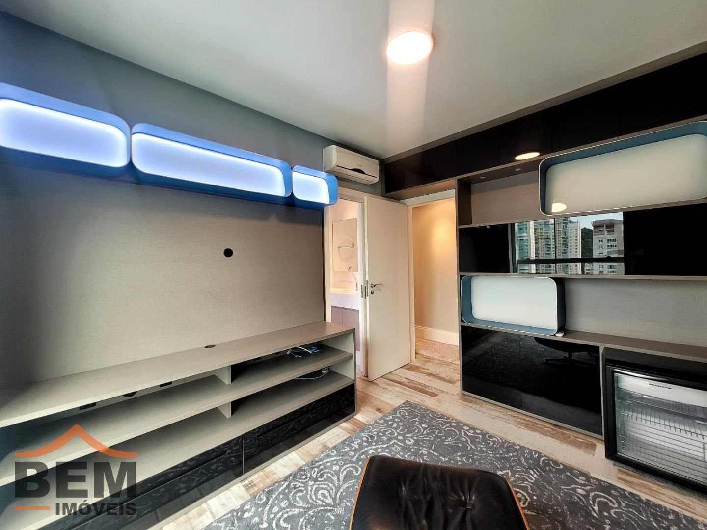 Apartamento para Locação com 4 quartos e 270m² no bairro Pioneiros, em Balneário Camboriú: 33- SALA DE ESTAR 03