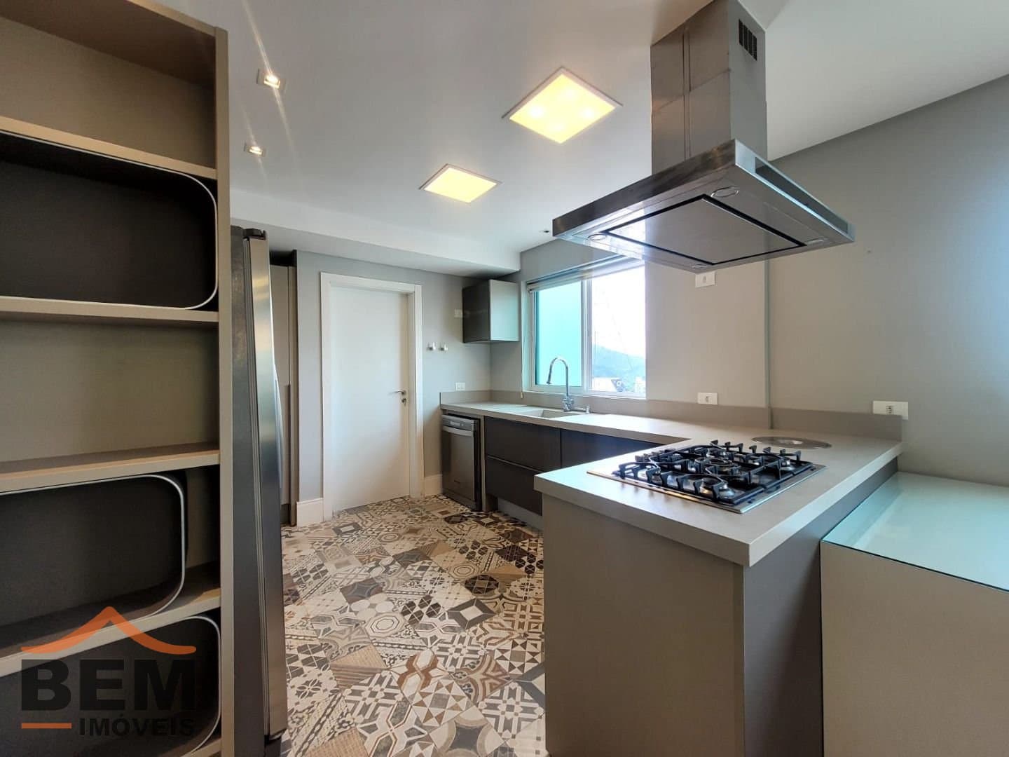 Apartamento para Locação com 4 quartos e 270m² no bairro Pioneiros, em Balneário Camboriú: 10- COZINHA