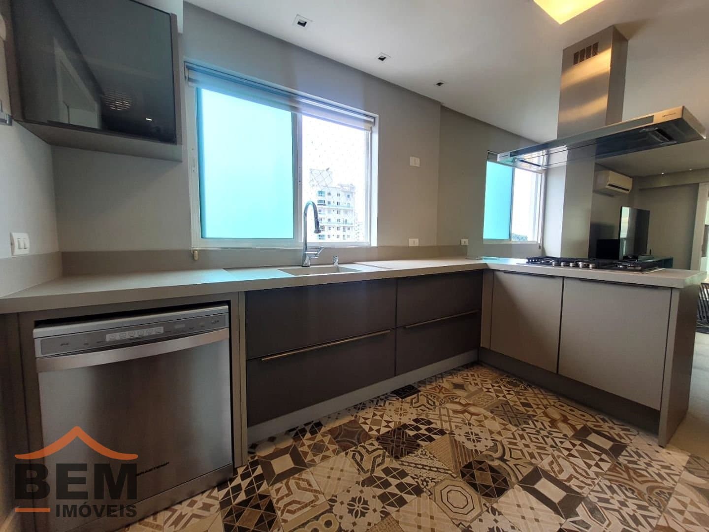Apartamento para Locação com 4 quartos e 270m² no bairro Pioneiros, em Balneário Camboriú: 13- COZINHA