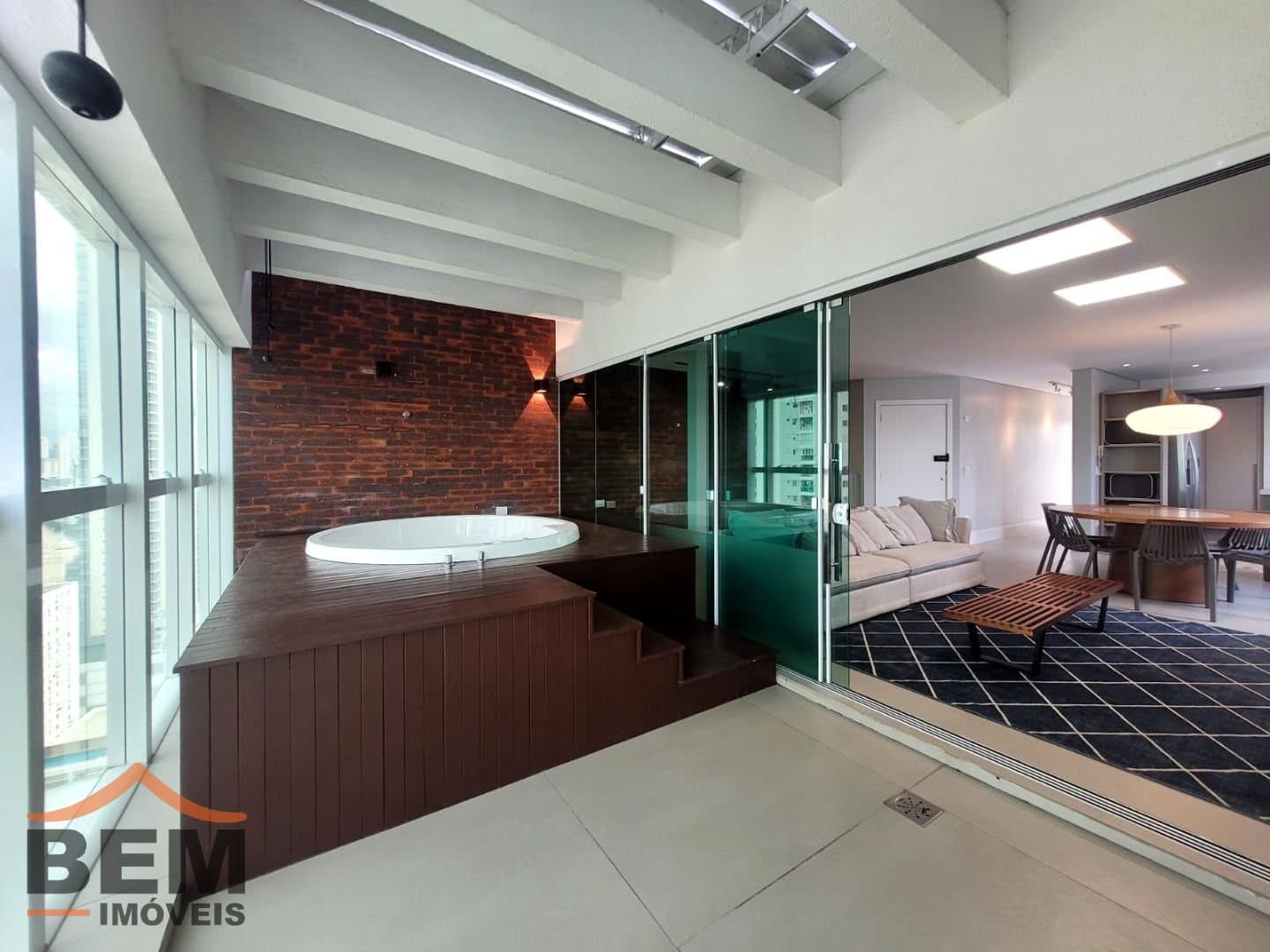 Apartamento para Locação com 4 quartos e 270m² no bairro Pioneiros, em Balneário Camboriú: 09- ÁREA DA JACUZI