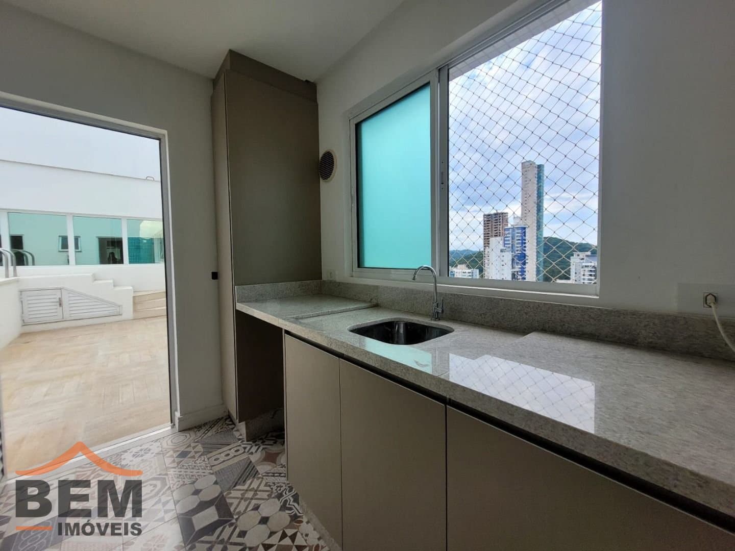 Apartamento para Locação com 4 quartos e 270m² no bairro Pioneiros, em Balneário Camboriú: 15- ÁREA GOURMET