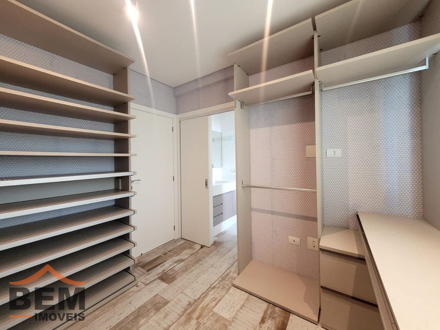 Apartamento para Locação com 4 quartos e 270m² no bairro Pioneiros, em Balneário Camboriú: 27- CLOSET
