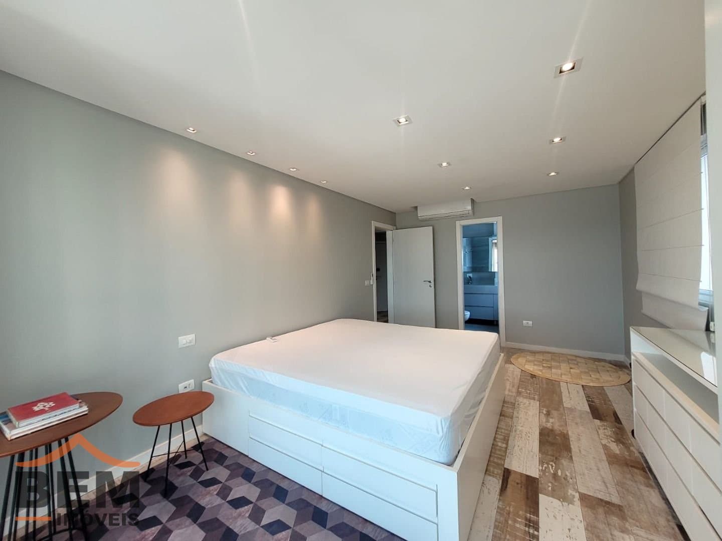 Apartamento para Locação com 4 quartos e 270m² no bairro Pioneiros, em Balneário Camboriú: 24- DORMITÓRIO SUÍTE 01