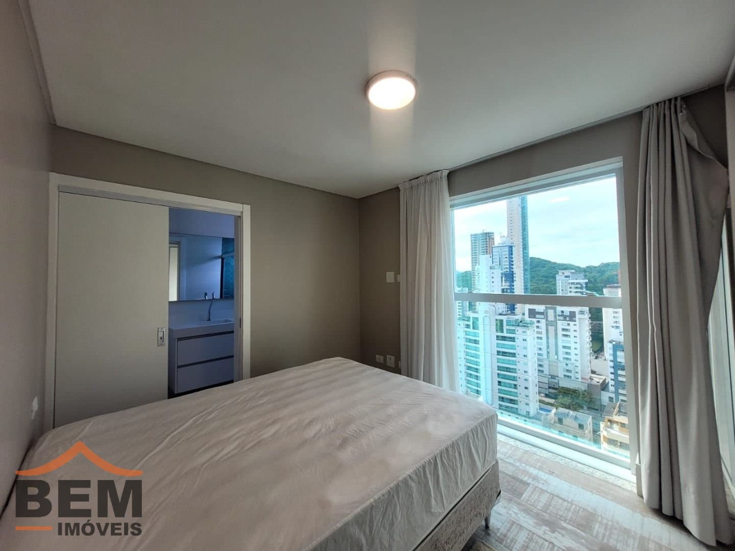 Apartamento para Locação com 4 quartos e 270m² no bairro Pioneiros, em Balneário Camboriú: 36- DORMITÓRIO SUÍTE 02