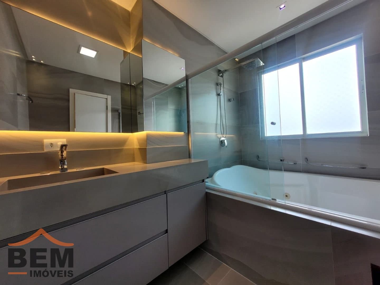 Apartamento para Locação com 4 quartos e 270m² no bairro Pioneiros, em Balneário Camboriú: 25- BANHEIRO SUÍTE 01