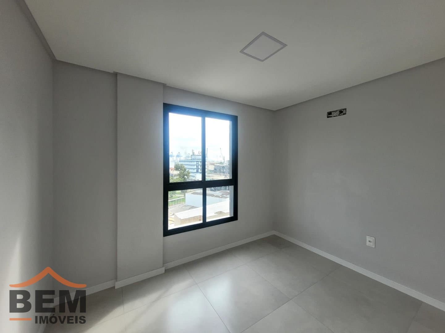 Apartamento para Locação com 3 quartos e 71m² no bairro Vila Operária, em Itajaí
