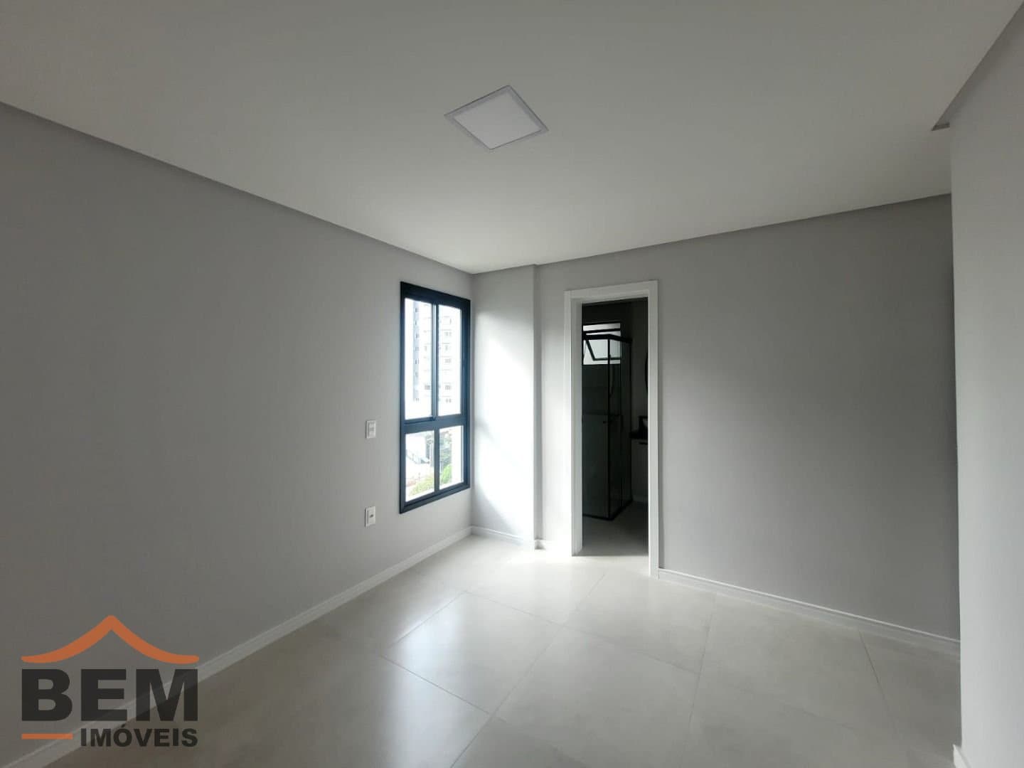 Apartamento para Locação com 3 quartos e 71m² no bairro Vila Operária, em Itajaí