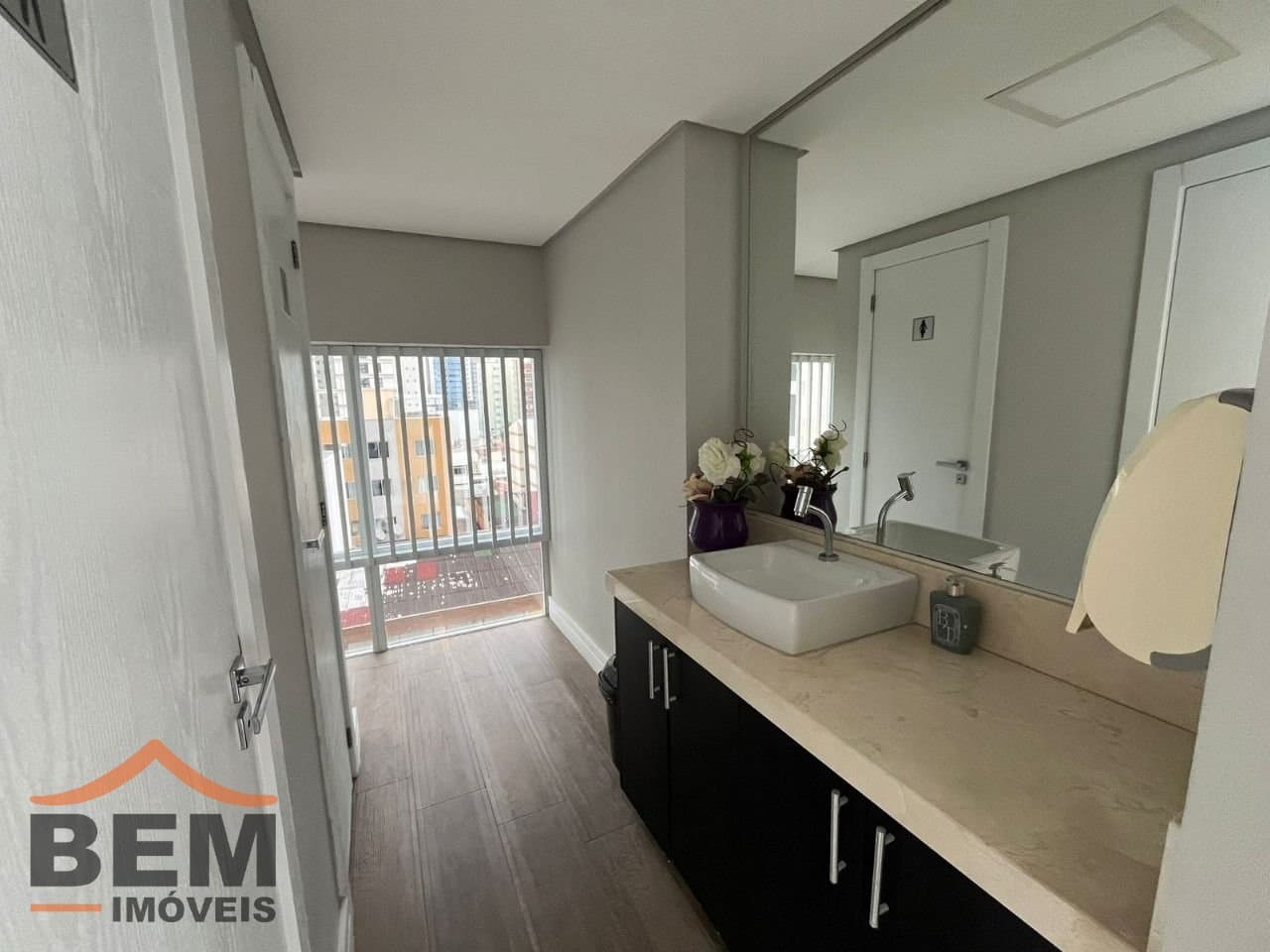 Apartamento para Locação com 3 quartos e 178m² no bairro Pioneiros, em Balneário Camboriú: 22- BANHEIRO ÁREA GOURMET