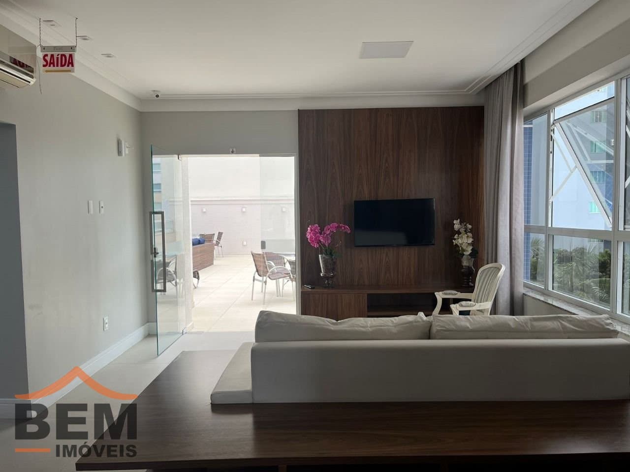 Apartamento para Locação com 3 quartos e 178m² no bairro Pioneiros, em Balneário Camboriú: 25- SALA ÁREA GOURMET