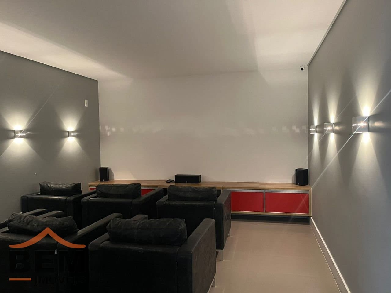 Apartamento para Locação com 3 quartos e 178m² no bairro Pioneiros, em Balneário Camboriú: 28- SALA DE CINEMA 