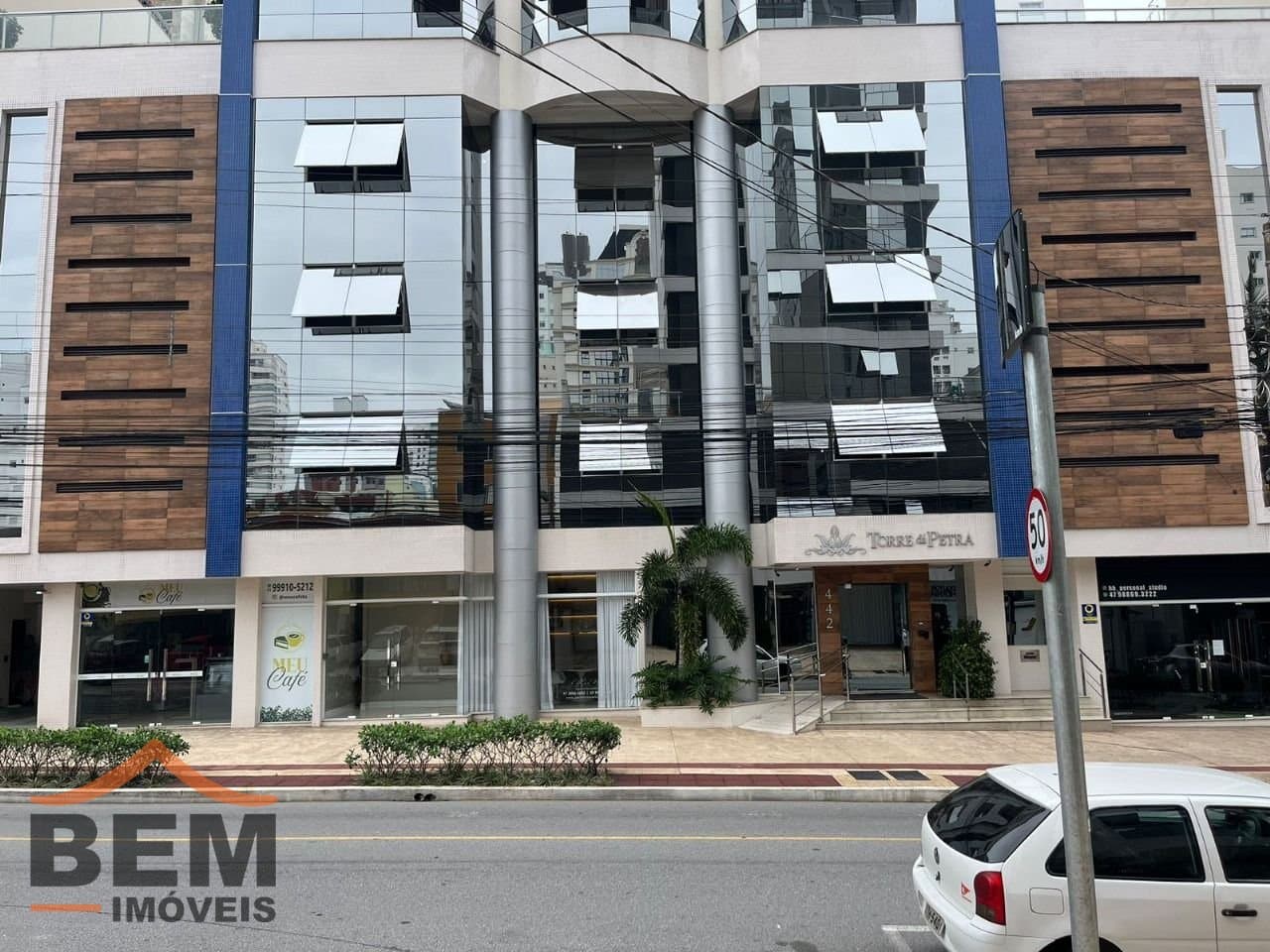 Apartamento para Locação com 3 quartos e 178m² no bairro Pioneiros, em Balneário Camboriú: 02- FACHADA