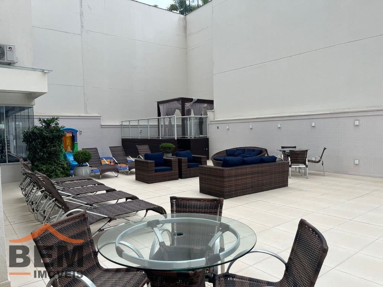 Apartamento para Locação com 3 quartos e 178m² no bairro Pioneiros, em Balneário Camboriú: 23- ÁREA PISCINA