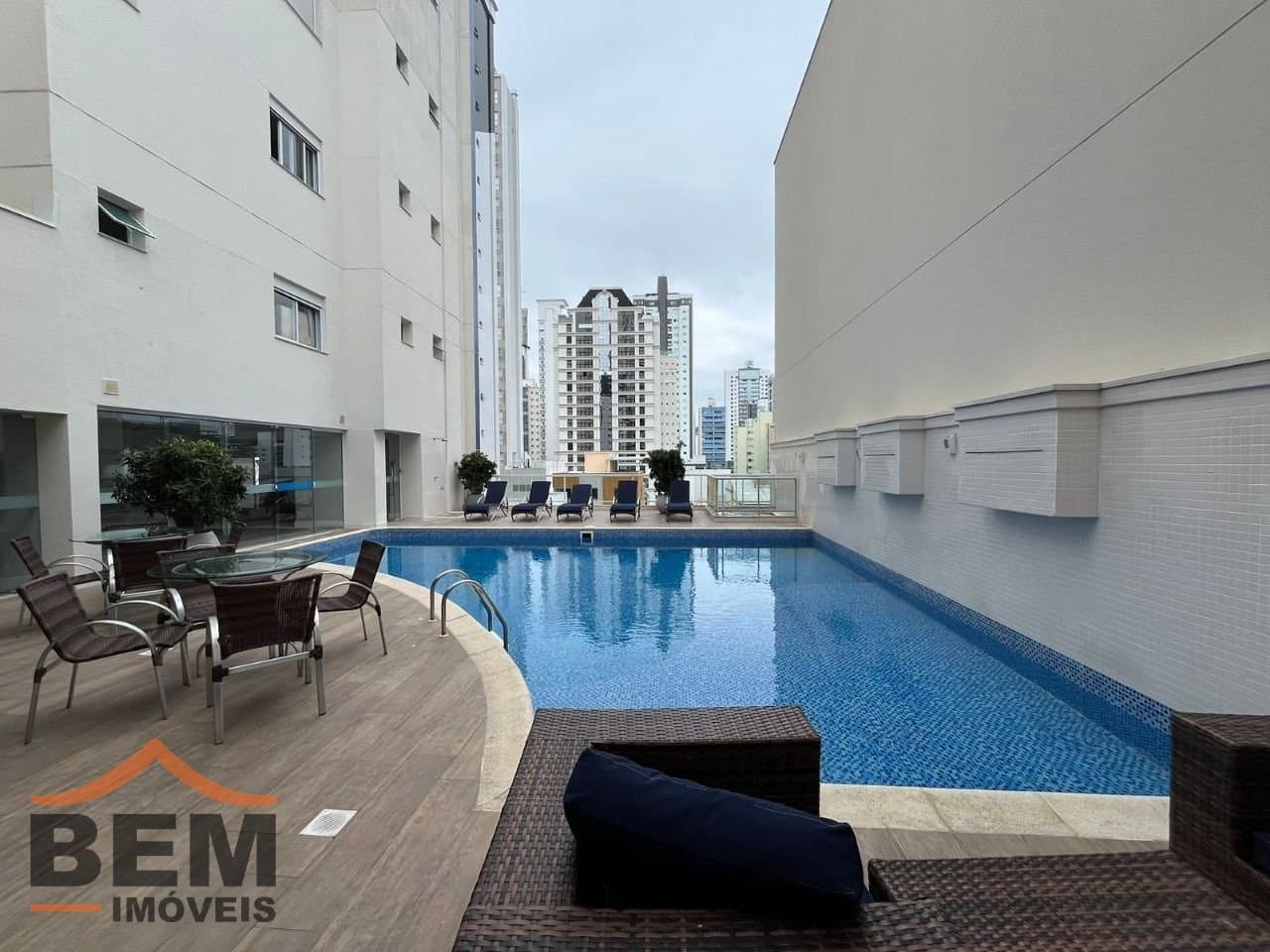 Apartamento para Locação com 3 quartos e 178m² no bairro Pioneiros, em Balneário Camboriú: 18- ÁREA PISCINA