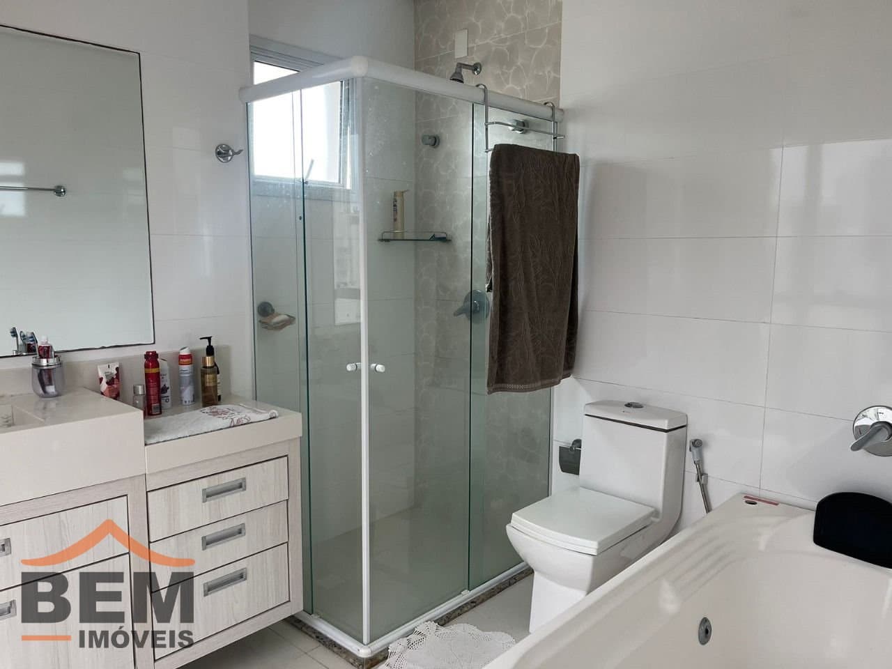 Apartamento para Locação com 3 quartos e 178m² no bairro Pioneiros, em Balneário Camboriú: 14- BANHEIRO SUÍTE 02