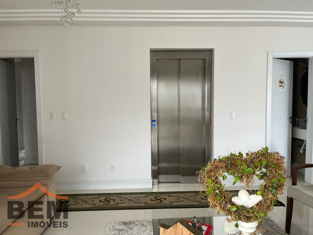 Apartamento para Locação com 3 quartos e 178m² no bairro Pioneiros, em Balneário Camboriú: 17- ÁREA ELEVADOR