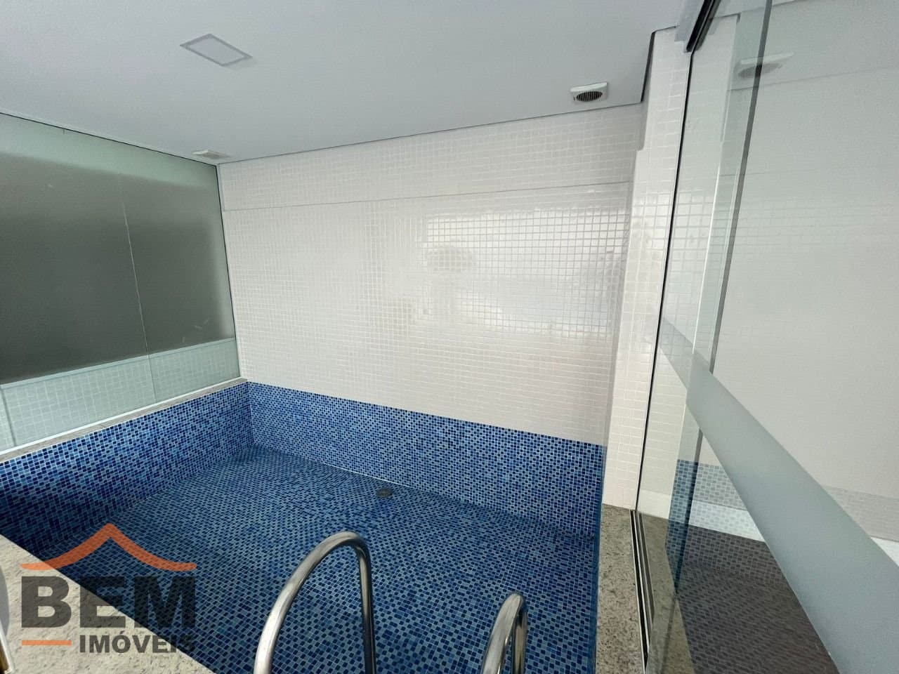Apartamento para Locação com 3 quartos e 178m² no bairro Pioneiros, em Balneário Camboriú: 20- PISCINA