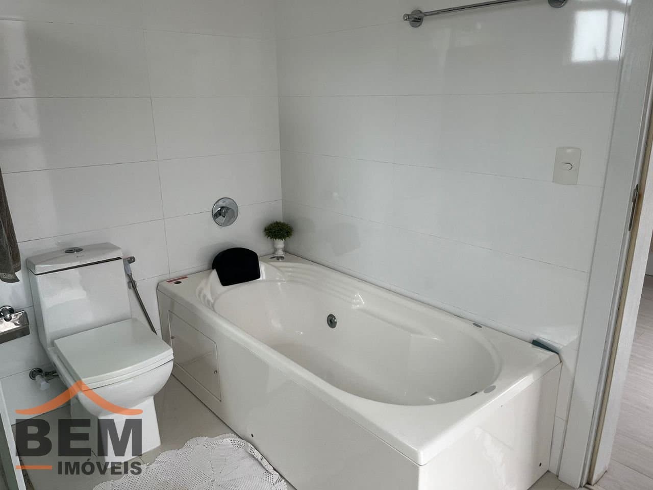 Apartamento para Locação com 3 quartos e 178m² no bairro Pioneiros, em Balneário Camboriú: 12- BANHEIRO SUÍTE 01