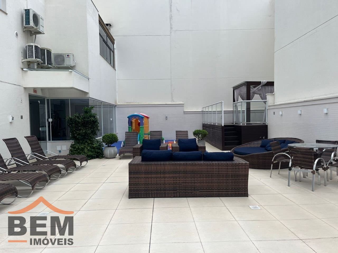 Apartamento para Locação com 3 quartos e 178m² no bairro Pioneiros, em Balneário Camboriú: 24- ÁREA PISCINA