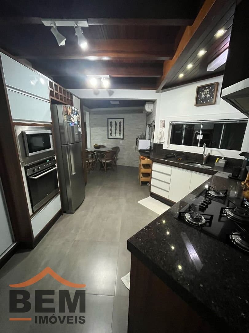 Casa comercial para Locação com 5 quartos e 420m² no bairro Praia Brava, em Itajaí