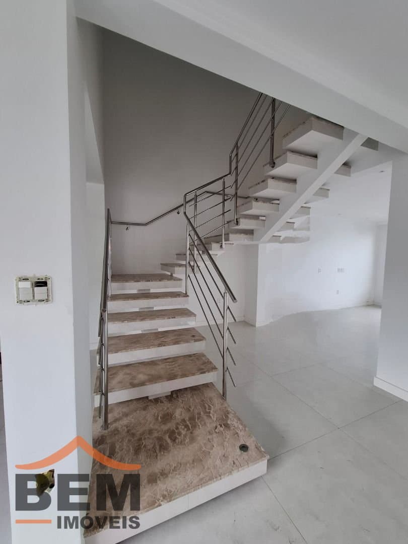 Casa para Venda com 4 quartos e 280m² no bairro Santa Regina, em Camboriú: 10- ESCADAS