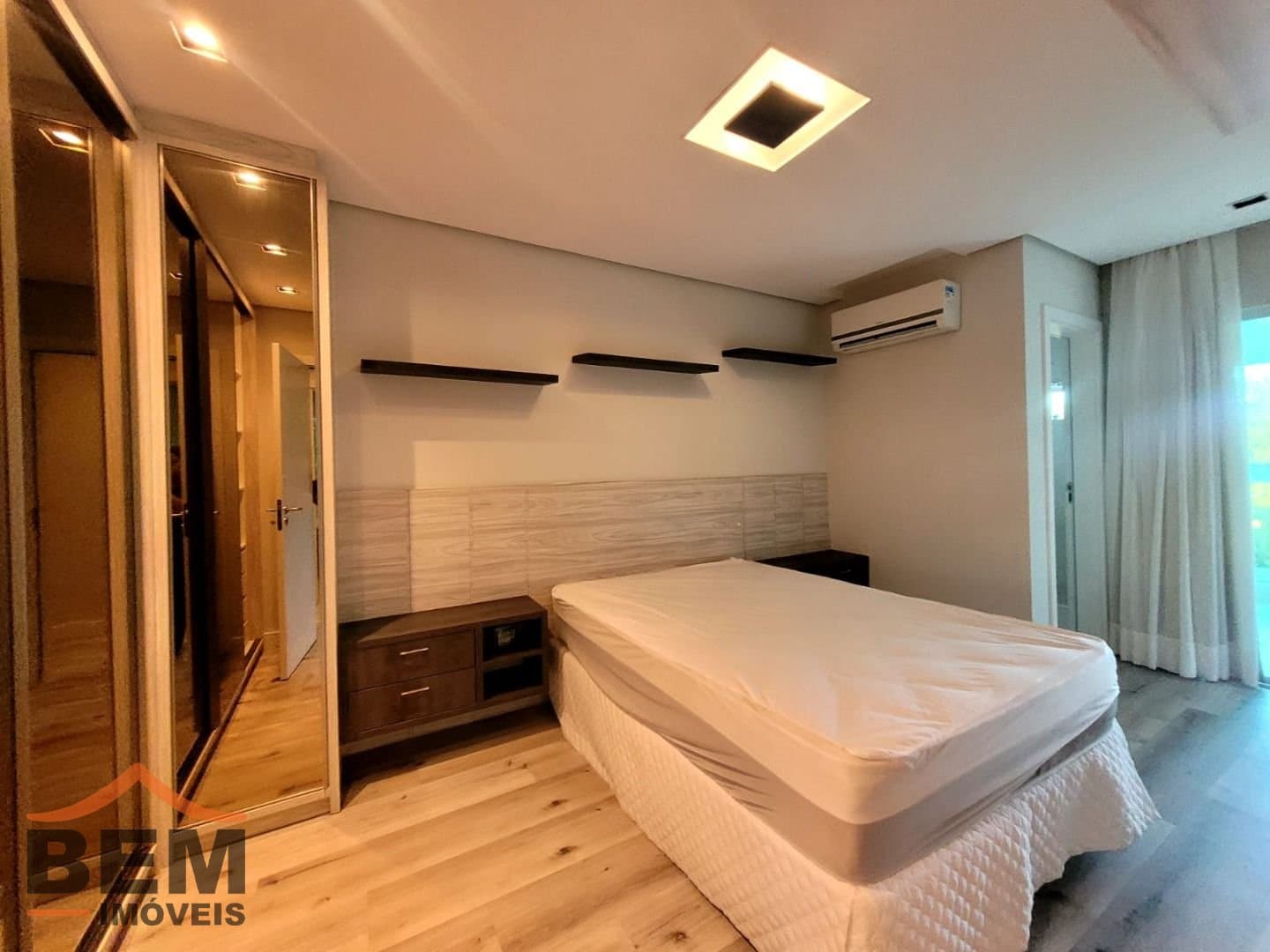 Apartamento para Locação com 5 quartos e 296m² no bairro Cabeçudas, em Itajaí