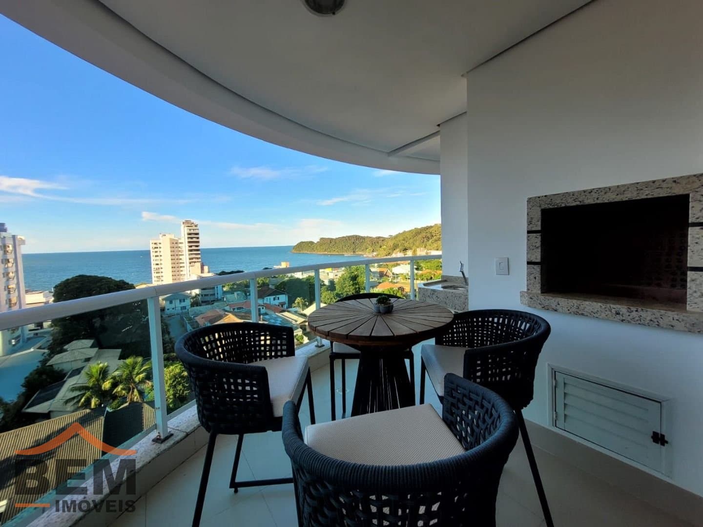 Apartamento para Locação com 5 quartos e 296m² no bairro Cabeçudas, em Itajaí