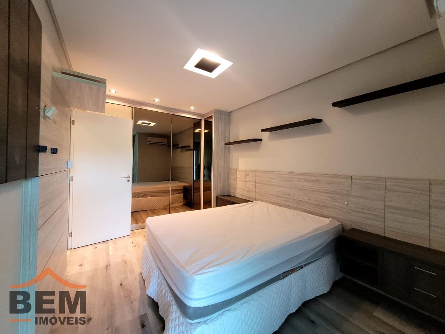 Apartamento para Locação com 5 quartos e 296m² no bairro Cabeçudas, em Itajaí