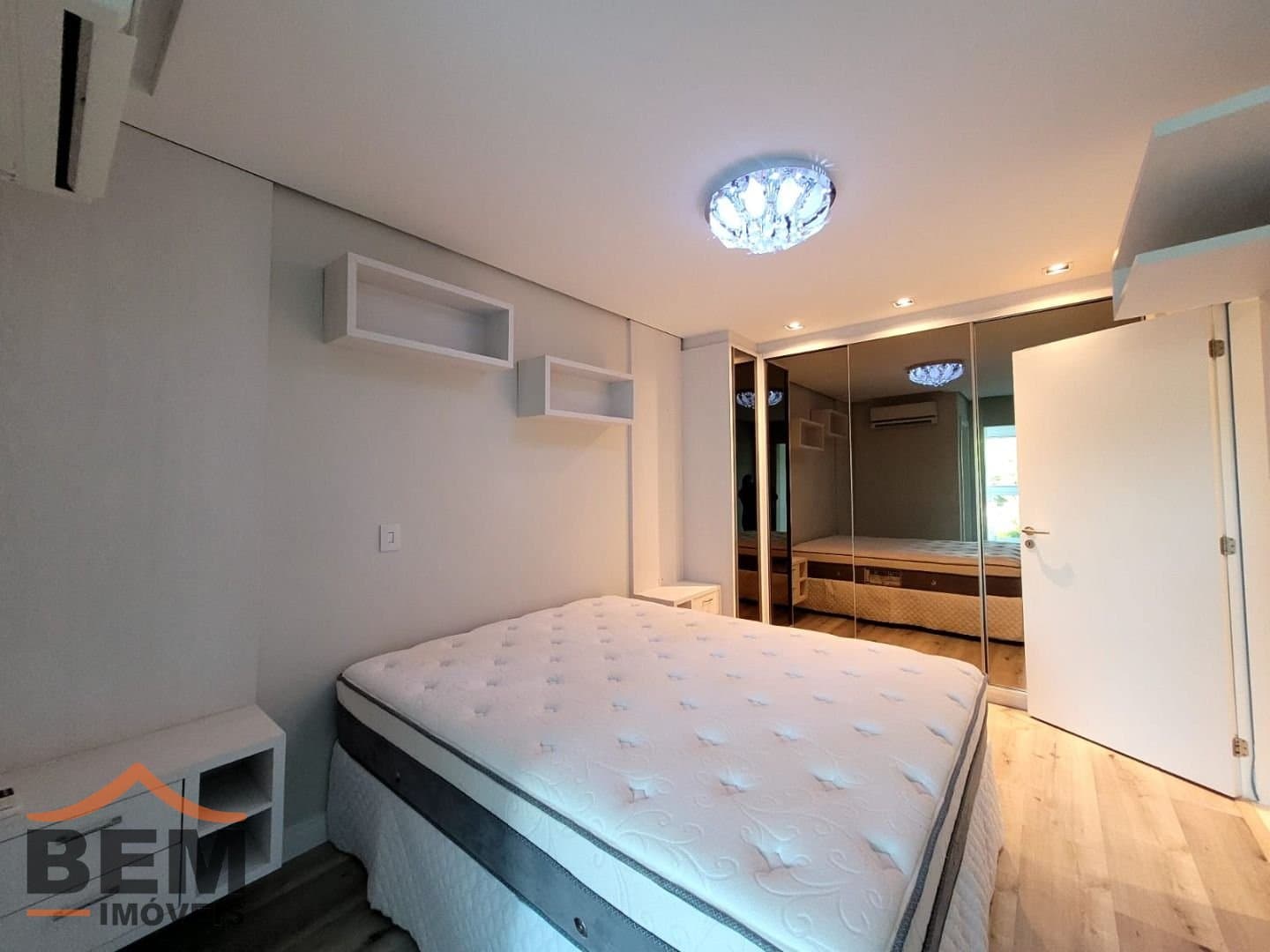 Apartamento para Locação com 5 quartos e 296m² no bairro Cabeçudas, em Itajaí