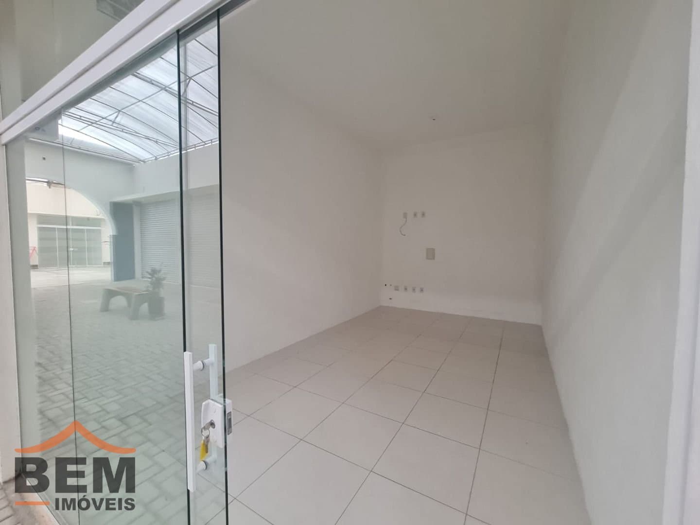 Salas/Conjuntos para Locação com 20m² no bairro Cedros, em Camboriú: 04- SALA COMERCIAL 