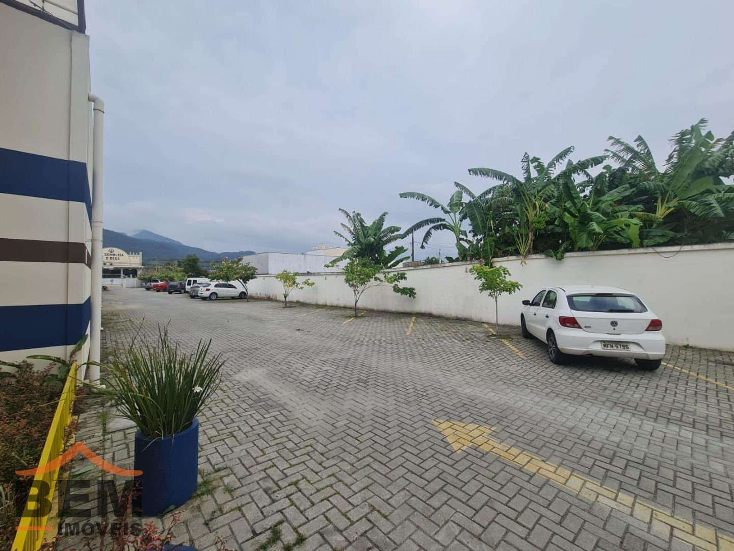 Salas/Conjuntos para Locação com 20m² no bairro Cedros, em Camboriú: 10- ESTACIONAMENTO
