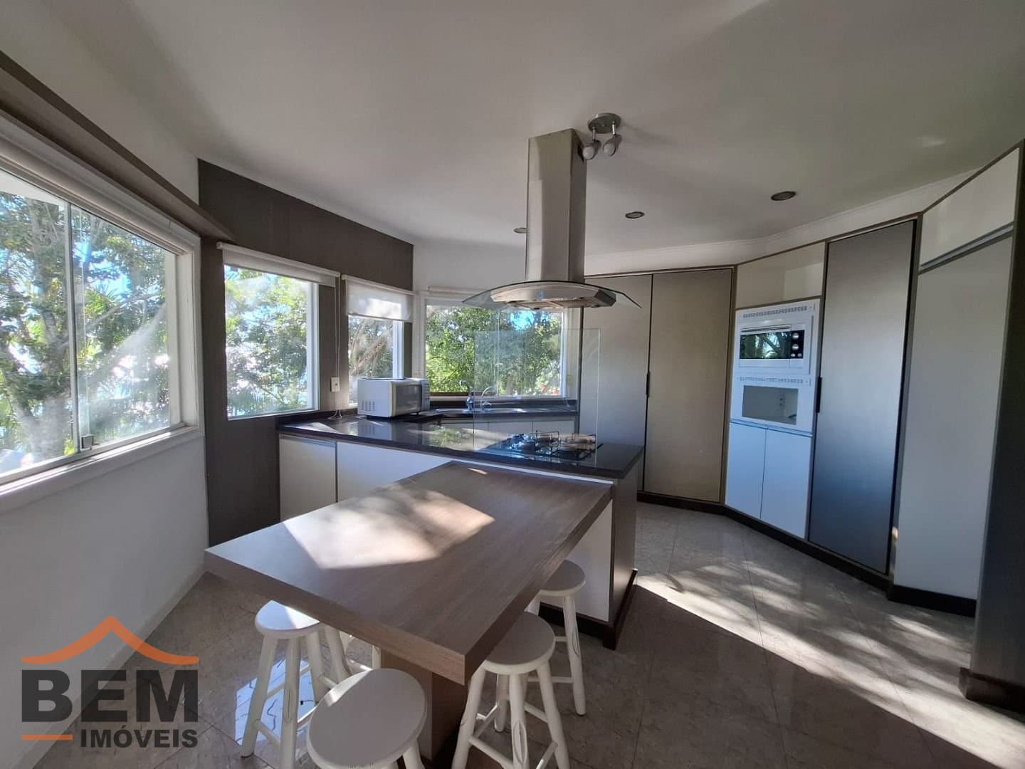 Casa para Locação com 4 quartos e 1500m² no bairro Praia das Taquaras, em Balneário Camboriú: 08- COZINHA