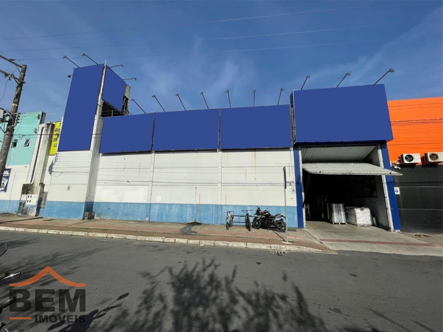 Galpão para Locação com 550m² no bairro Municipios, em Balneário Camboriú: 01- FACHADA