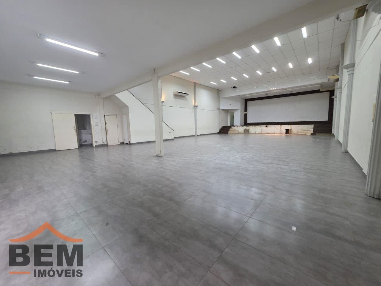 Salas/Conjuntos para Locação com 520m² no bairro Municipios, em Balneário Camboriú: 04- SALA COMERCIAL 