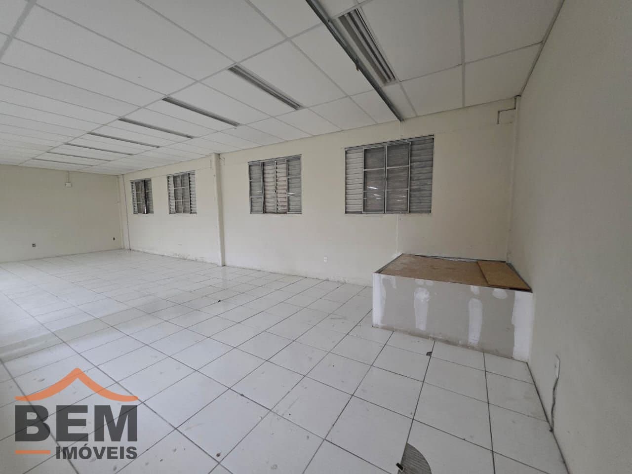 Salas/Conjuntos para Locação com 520m² no bairro Municipios, em Balneário Camboriú: 10-  SALA COMERCIAL 