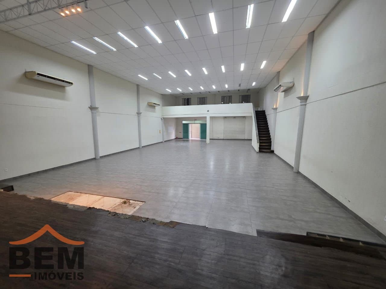 Salas/Conjuntos para Locação com 520m² no bairro Municipios, em Balneário Camboriú: 13-  SALA COMERCIAL 