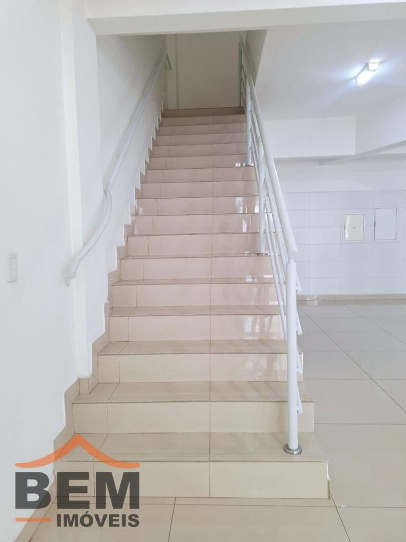 Salas/Conjuntos para Locação com 121m² no bairro Centro, em Balneário Camboriú: 07- ESCADAS
