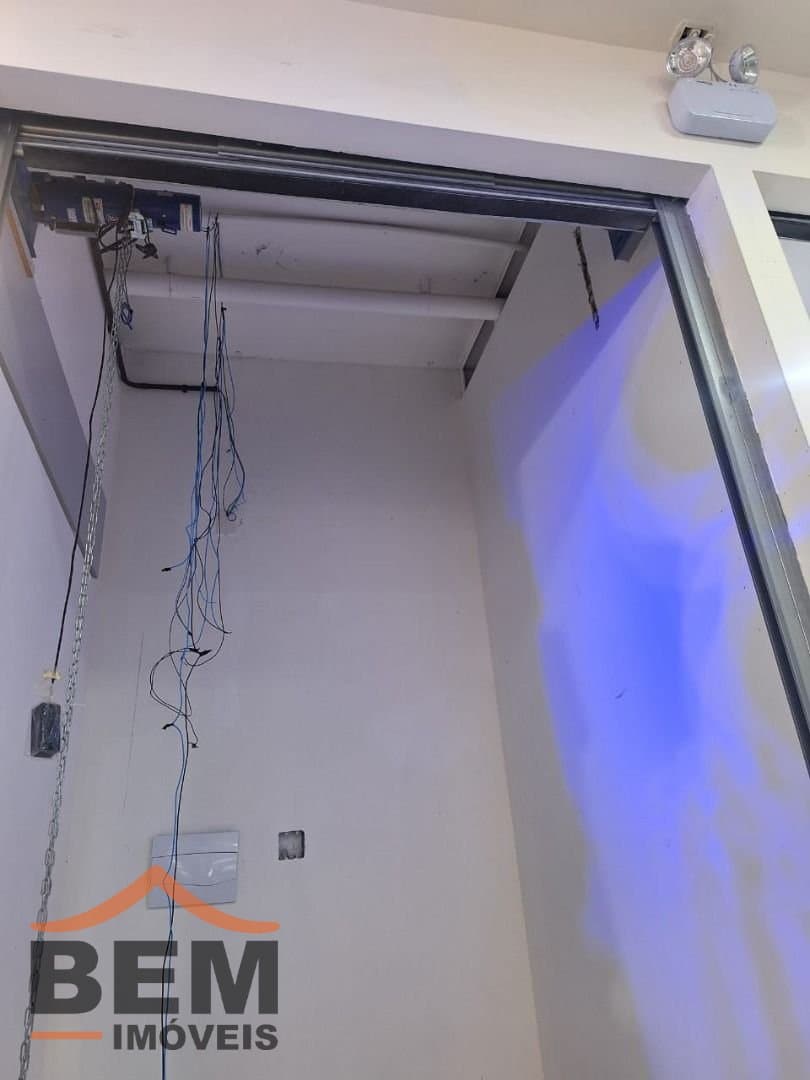 Salas/Conjuntos para Locação com 4m² no bairro Centro, em Balneário Camboriú: 04-  SALA COMERCIAL 