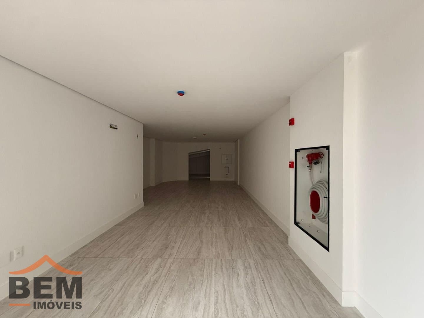 Salas/Conjuntos para Locação com 75m² no bairro Pioneiros, em Balneário Camboriú: 03-  SALA COMERCIAL 