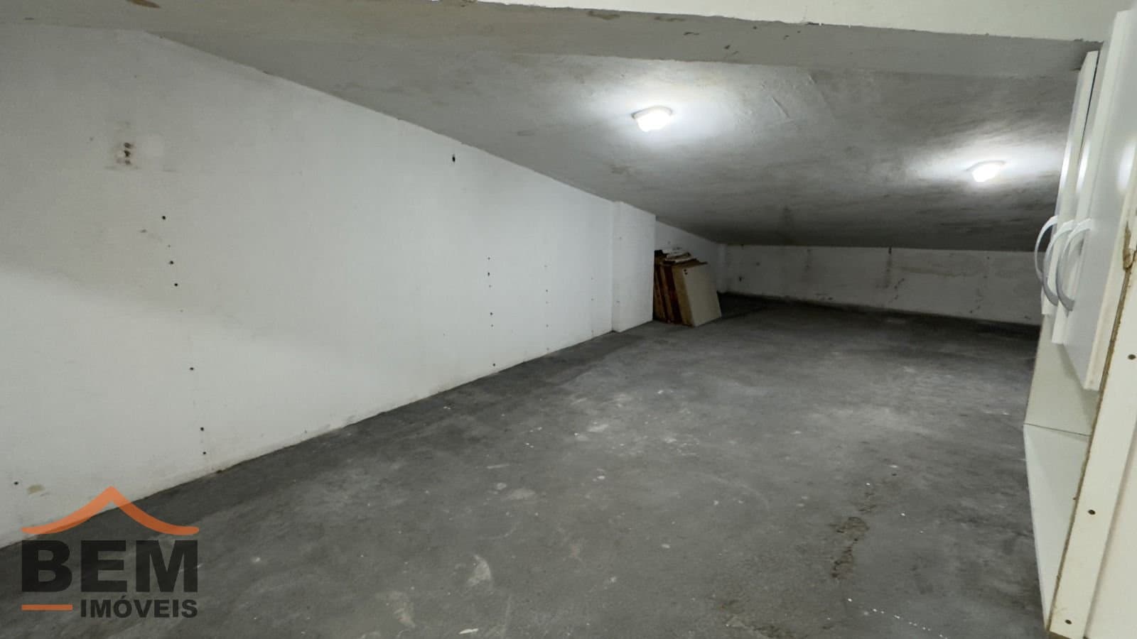 Salas/Conjuntos para Locação com 105m² no bairro Pioneiros, em Balneário Camboriú: 12-  SALA COMERCIAL 